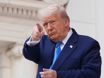 Donald Trump durante la celebración del Día Nacional de los Caídos en Guerra en el Cementerio Nacional de Arlington, en Virginia, el 26 de mayo de 2025.