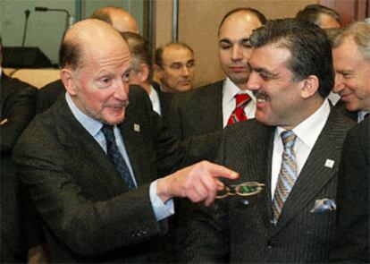 El primer ministro búlgaro, Simeón Sajonia-Coburgo (izquierda), con el primer ministro Abdulá Gul, en Bruselas.