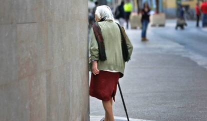 Una anciana paseando.