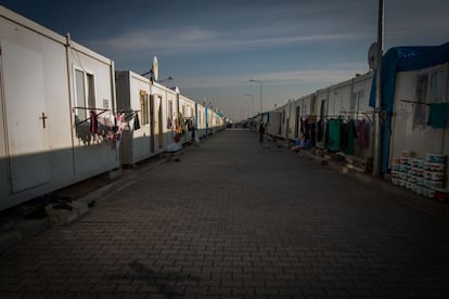 Las calles de Öncüpinar son interminables y anodinas. Sin embargo, el interior de los barracones está bien acondicionado. Cada uno dispone de dos dormitorios, retrete, ducha, cocina y electricidad las 24 horas. Algunas familias tienen televisión.