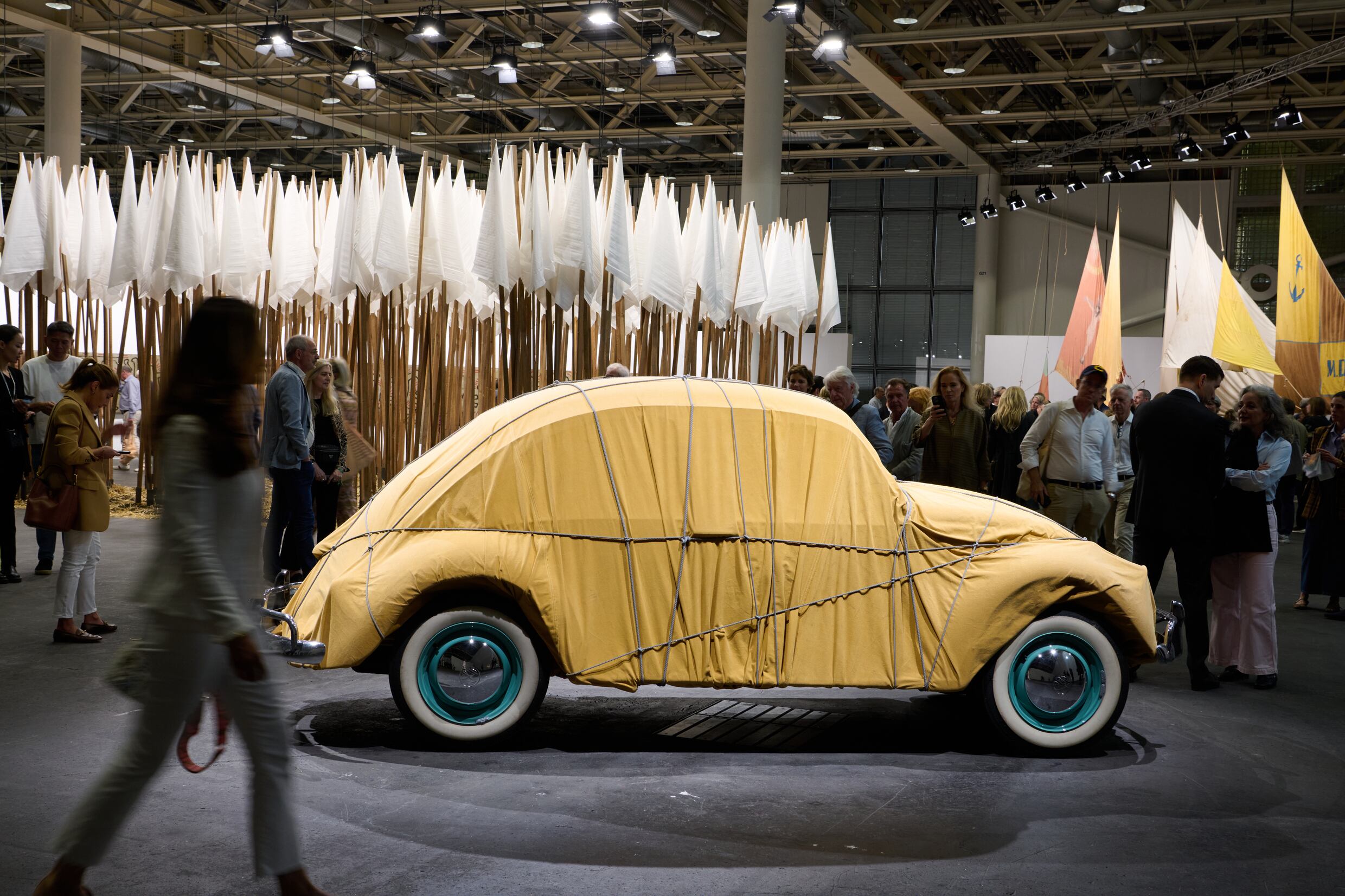'Wrapped 1961 Volkswagen Beetle Saloon' (1963–2014), de Christo, y al fondo, las banderas blancas de 'Progetto per la pace' (1968), de Mario Ceroli, en la sección Unlimited de Art Basel.