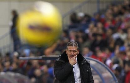 Simeone observa un lance del partido.
