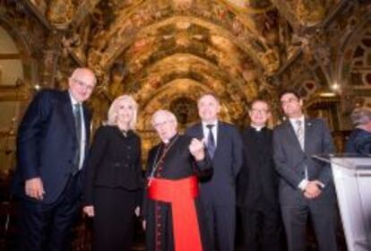 La mecenas Hortensia Herrero, acompañada de Juan Roig, presidente de Mercadona, y del arzobispo Antonio Cañizares, ayer durante la inauguración.