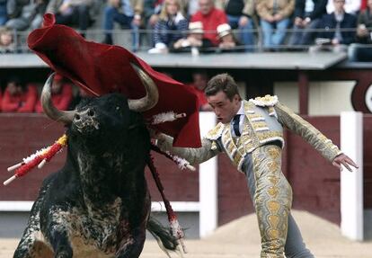 El diestro Juan Bautista en su primer toro de la tarde.