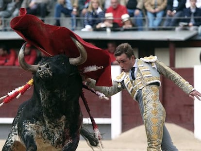 El diestro Juan Bautista en su primer toro de la tarde.