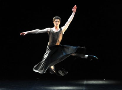 Cory Stearns, del American Ballet Theatre, en una escena de 'Anima', el espectáculo estrenado por el coreógrafo francés Benjamin Millepied en el Festival de Danza de Cannes.