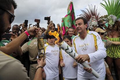 El alcalde de Río de Janeiro, Eduardo Paes, recibe la antorcha olímpica el 3 de agosto de 2016, a su llegada a la ciudad de Río de Janeiro (Brasil), sede de los Juegos Olímpicos que empiezan el viernes 5 de agosto.