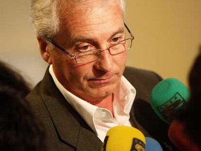 El alcalde de Gondomar, Carlos Silva, ayer ante los medios de comunicación.