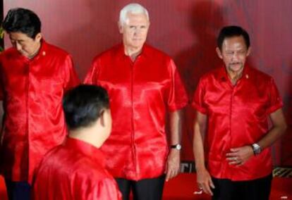 Mike Pence, vicepresidente de EE UU (centro), mira a Xi Jinping, presidente chino (de espaldas) en la cumbre del Foro de Cooperaci&oacute;n Econ&oacute;mica Asia-Pac&iacute;fico en Port Moresby (Pap&uacute;a Nueva Guinea), el pasado d&iacute;a 17.