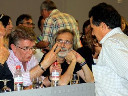 Gonz&aacute;lez Caba&ntilde;a (en el centro), durante un momento del congreso provincial de C&aacute;diz.