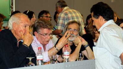 González Cabaña (en el centro), durante un momento del congreso provincial de Cádiz.