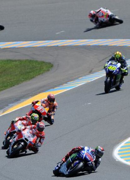 Lorenzo lidera el pelotón en los primeros compases de la prueba, con Márquez cuarto.