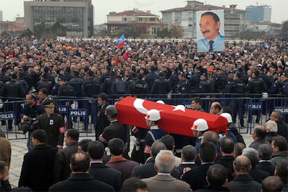 Miles de personas se agolpan en las calles de Ankara al paso del cortejo fúnebre del ex primer ministro Bulent Ecevit.