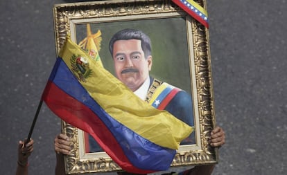 Un manifestante muestra cuadro con el retrato del líder chavista, Nicolás Maduro, el pasado 1 de mayo.