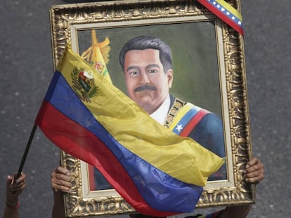 Un manifestante muestra cuadro con el retrato del líder chavista, Nicolás Maduro, el pasado 1 de mayo.