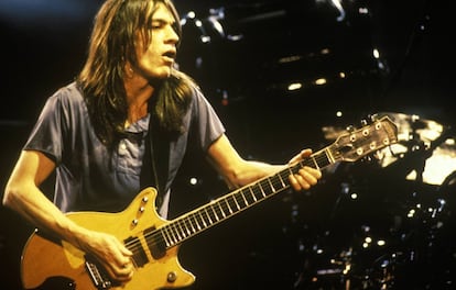 Malcolm Young toca a sua Gretsch G6131 durante um show.