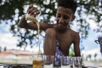 Uno de los pequeños se encarga de preparar el té para su familia de acogida y amigos. Para los saharauis, con una merecida fama de pueblo hospitalario, ofrecer té es un gesto de generosidad y aceptarlo es de cortesía.