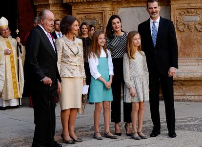 Reina Letizia y Reina Sofía. La imagen ha dado la vuelta al mundo. Letizia supuestamente evita que la abuela de sus hijas pose ante los fotógrafos junto a las niñas. Una situación que muchos han interpretado como una prueba de que las relaciones entre ellas no son buenas. Pero esta anécdota no es nada comparada con otros casos claros de relaciones complicadas con los suegros. Aquí algunos ejemplos.