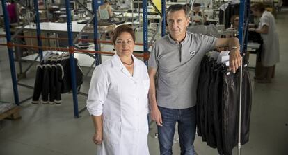 Ana Muñiz y José Luis Fernández, en su planta de Dodro (A Coruña). 