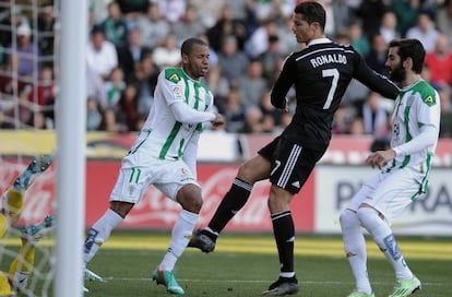 Cristiano clava una puntada a Edimar, per la qual ha vist la vermella.