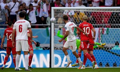 Ali Gholizadeh chuta al palo durante el partido contra Gales.