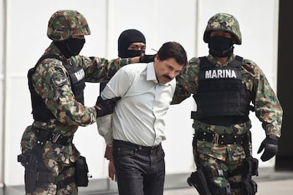 Joaquín, 'El Chapo', Guzmán, líder del cartel de Sinaloa, custodiado por dos soldados mexicanos, el 22 de febrero de 2014 en Ciudad de México, esta sería su segunda captura.