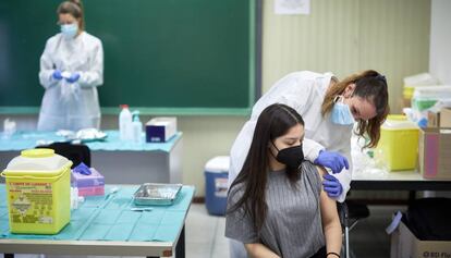 Una sanitaria posa la vacuna contra la covid 19 a una ciutadana.