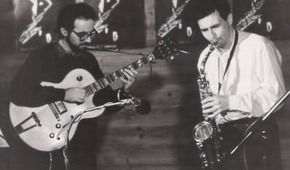 Carlos Gonzálbez y Perico Sambeat en un concierto de los 80.