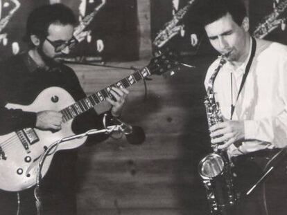 Carlos Gonz&aacute;lbez y Perico Sambeat en un concierto de los 80. 