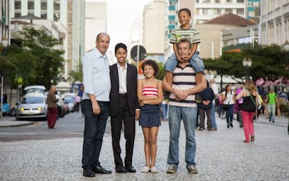 Toni e David com os filhos Alysson, J&eacute;ssica e Felipe.