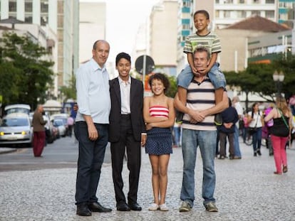 Toni e David com os filhos Alysson, J&eacute;ssica e Felipe.