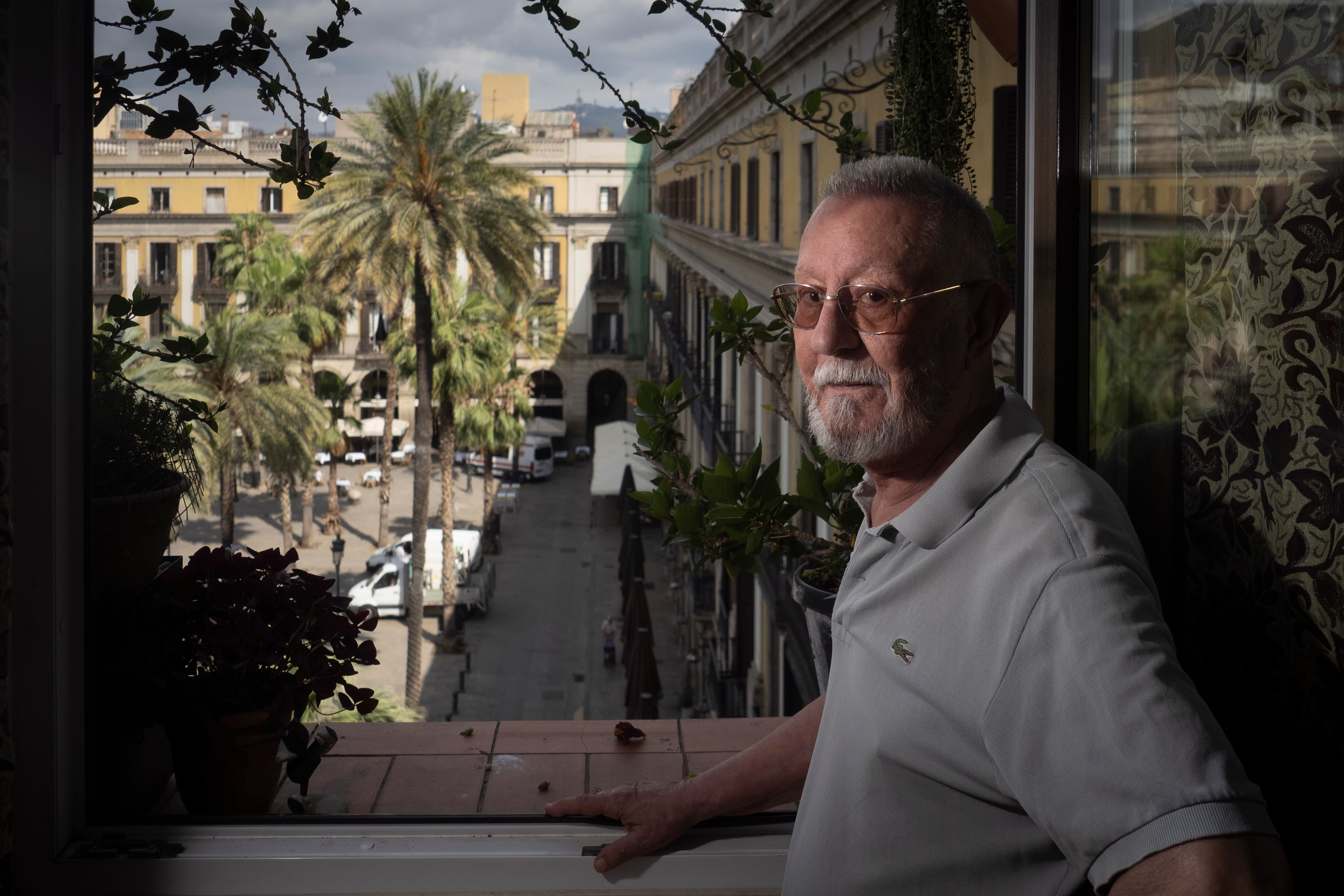 Nazario Luque Vera, conocido por Nazario, fotografiado en su casa de la Plaza Real de Barcelona, en 2021.