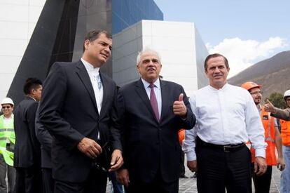 Rafael Correa junto a Ernesto Sámper en la nueva sede de la Unasur, en Quito.