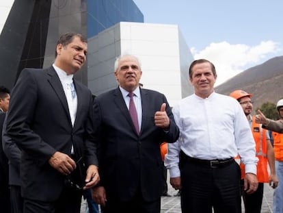 Rafael Correa ao lado de Ernesto Sámper na nova sede da Unasul, em Quito.