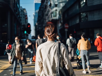 Varias mujeres pasean por la calle.