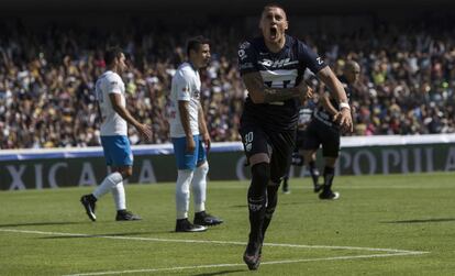 Castillo, el delantero de Pumas, celebra el gol