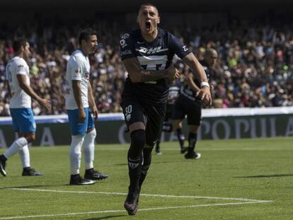 Castillo, el delantero de Pumas, celebra el gol