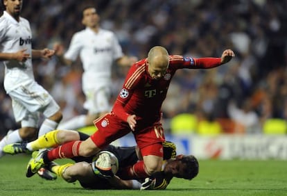 Casillas detiene a Robben durante el partido.