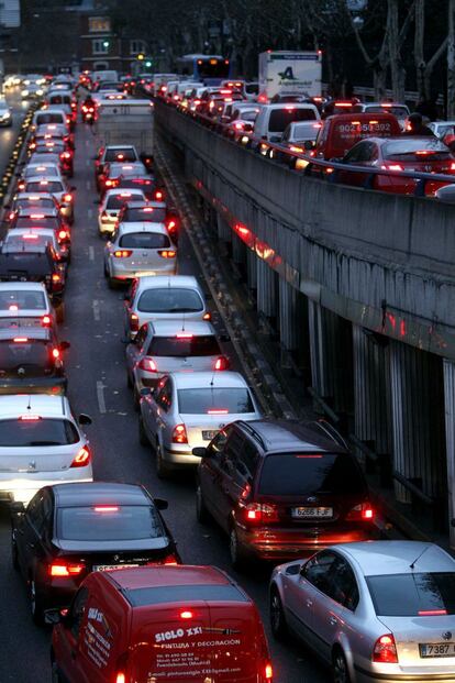 Retenciones de tráfico en Madrid durante la jornada de paros de EMT y Metro, la primera del mes de diciembre, que además coinciden en la hora punta de la mañana.