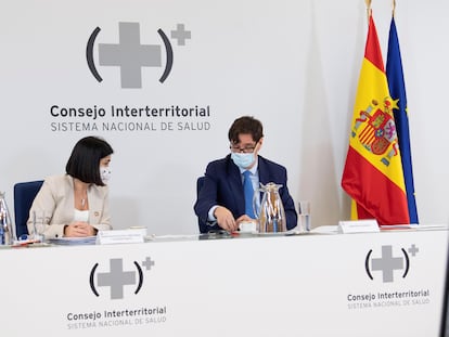 Los ministros de Sanidad, Salvador Illa, y de Política Territorial y Función Pública, Carolina Darias, durante la reunión del Consejo Interterritorial de Salud celebrada este miércoles.