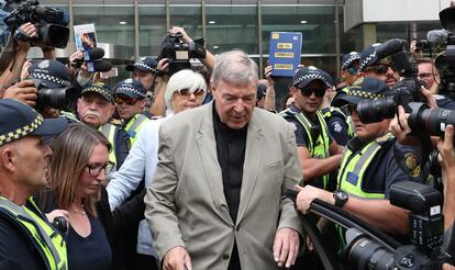 El cardenal George Pell abandona la Corte del Condado de Melbourne, acusado de abusos en 2020.