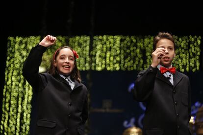 Los niños cantores de San Ildefonso muestran las bolas con el segundo premio del sorteo, 12775.