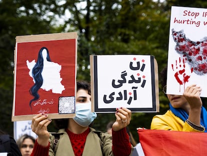 Un grupo de mujeres se manifestaba el viernes contra del régimen iraní en La Haya (Holanda).
