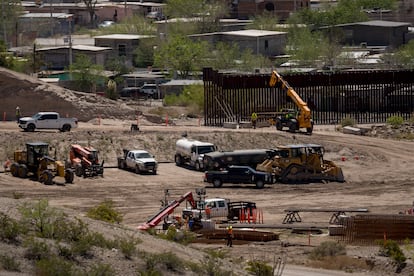 Equipo de construcción frente al muro fronterizo cerca de Sunland Park, Nuevo México