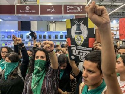 Jóvenes mexicanas irrumpen en el recinto cultural para protestar contra los acosadores