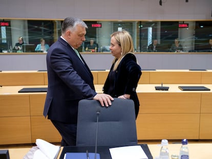 Viktor Orbán y Giorgia Meloni, en la sede del Consejo Europeo en Bruselas, el 23 de marzo.