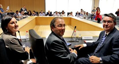 Los consejeros María José Català, Luis Rosado y José Manuel Vela, este jueves.
