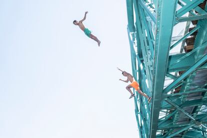 Sebas y Gabriel saltando desde el puente en río de la Poveda (Arganda del Rey).