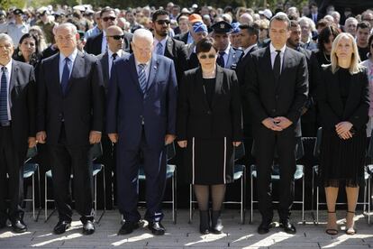 El primer ministro israelí, Benjamín Netanyahu (2i), el presidente israelí, Reuvén Rivlin (3i), el canciller austríaco, Christian Kern (2d), y su esposa, Eveline Steinberger-Kern (d), entre otros, asisten a una ceremonia con motivo del Día del Recuerdo del Holocausto, en el museo del Holocausto Yad Vashem de Jersusalén (Israel), el 24 de abril de 2017.