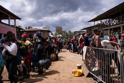 Migrantes de diferentes nacionalidades hacen fila en la cancha principal de Bajo Chiquito para ser registrados por Migración, en Panamá, el 24 de mayo de 2023.